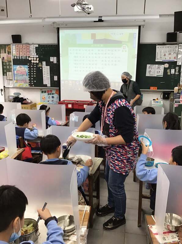 家長烹煮及分享採摘後的有機蔬菜。 圖：錦和國小提供
