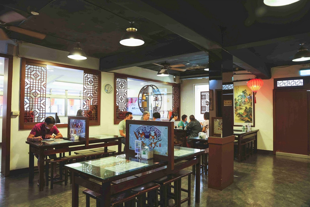兩支北方麵食館店內明亮舒適，精緻古典木窗花配上紅澄澄的燈籠，打造古色古香的用餐環境。 圖：新北市經發局提供