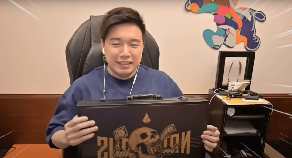 日前Toyz在直播上開箱館長新出的麻將組，檢查出幾乎每顆麻將都有氣泡。 圖：翻攝自YT/Toyz 實況精華
