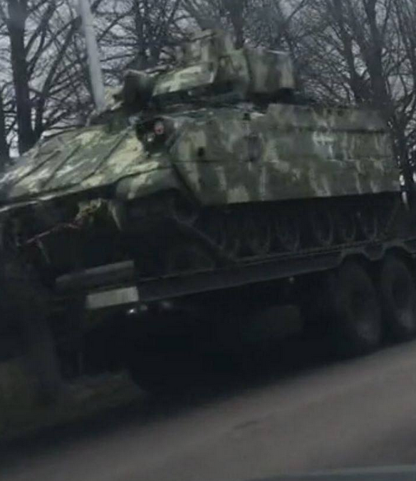 每國最近向烏克蘭捐贈 M2 Bradley 步兵戰車，戰車披著烏克蘭武裝部隊的迷彩。 圖：翻攝自MilitaryLand.net推特