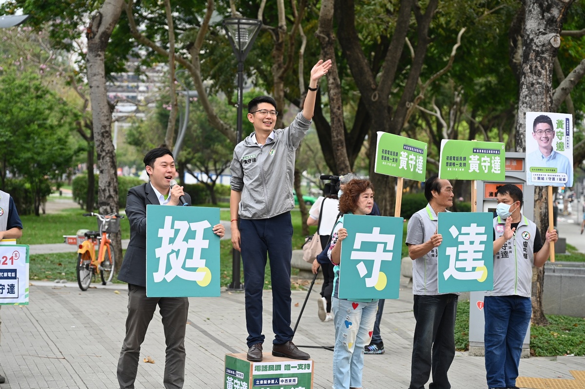 民進黨連江縣黨部主委李問陪同黃守達站路口爭取支持。 黃守達/提供