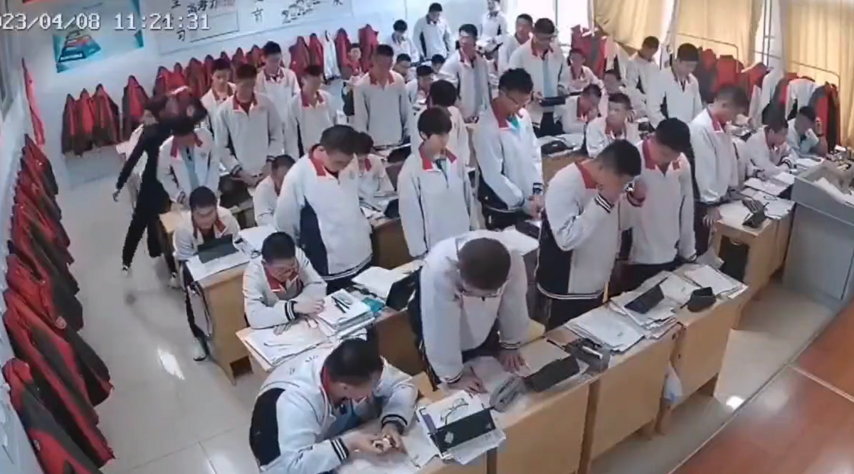 中國濟南高新區實驗中學一位男老師在課堂上集體體罰學生的影片遭外流。 圖:擷取自推特李老師不是你老師