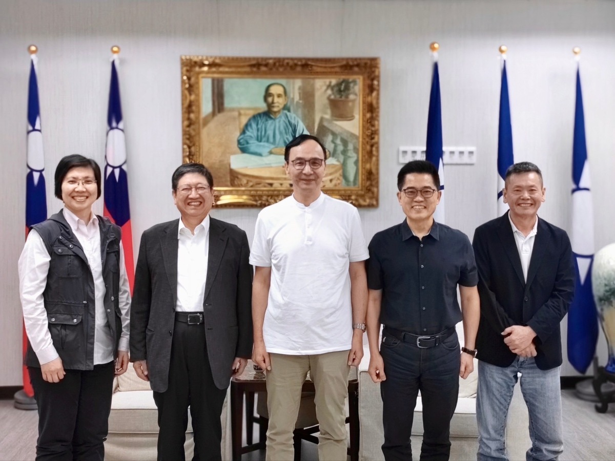在黨主席朱立倫、黨秘書長黃健庭協調下，林為洲將不再參選立委。 圖：國民黨提供