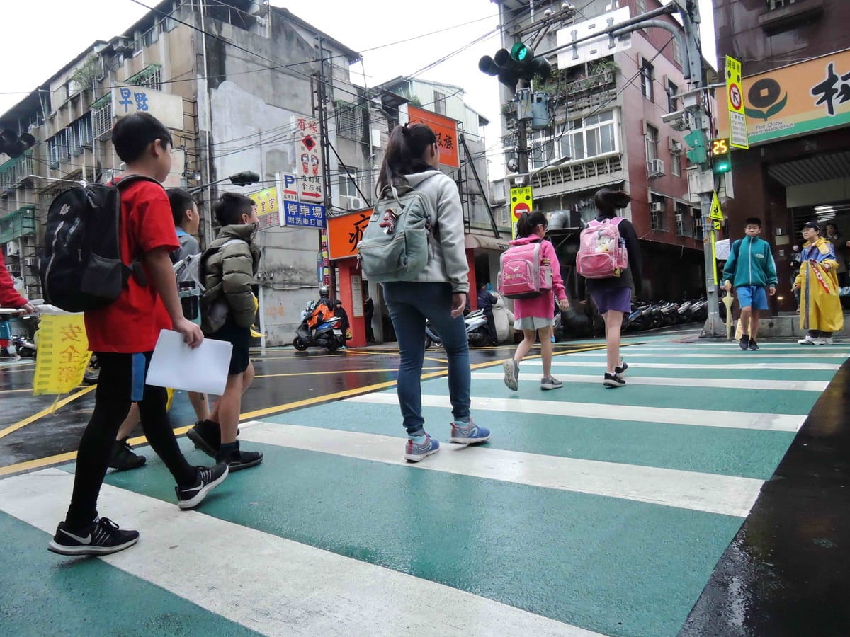 110年已完成新北市211所小學通學巷改善。 圖：新北市交通局提供