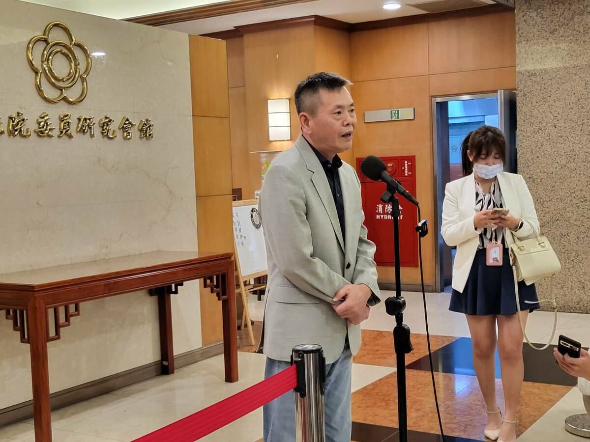 對於不競選連任，林為洲下午出面說明。 圖：陳佩君／攝