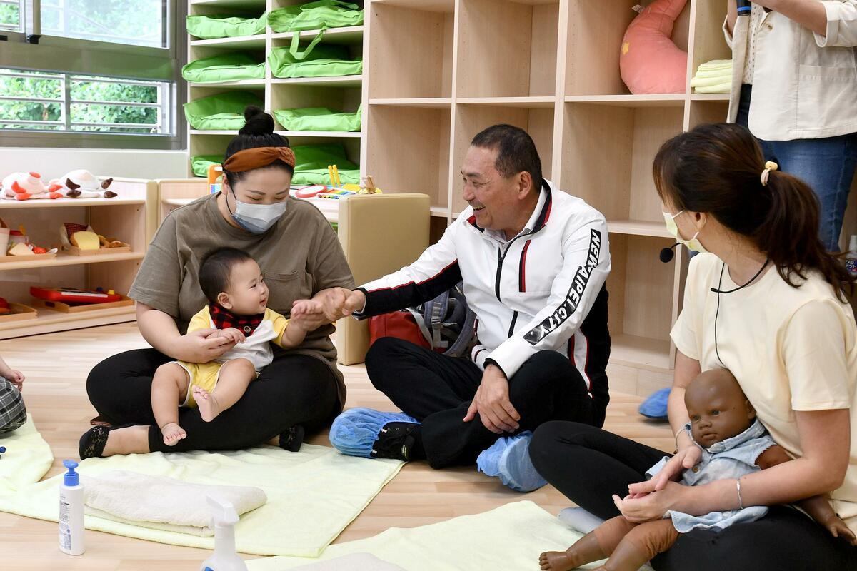 新北市長侯友宜今(18)日出席新莊四維公托中心開幕儀式表示，將持續提升公托服務量能及托育人員照顧專業，打造友善育兒城市。 圖：新北市新聞局提供