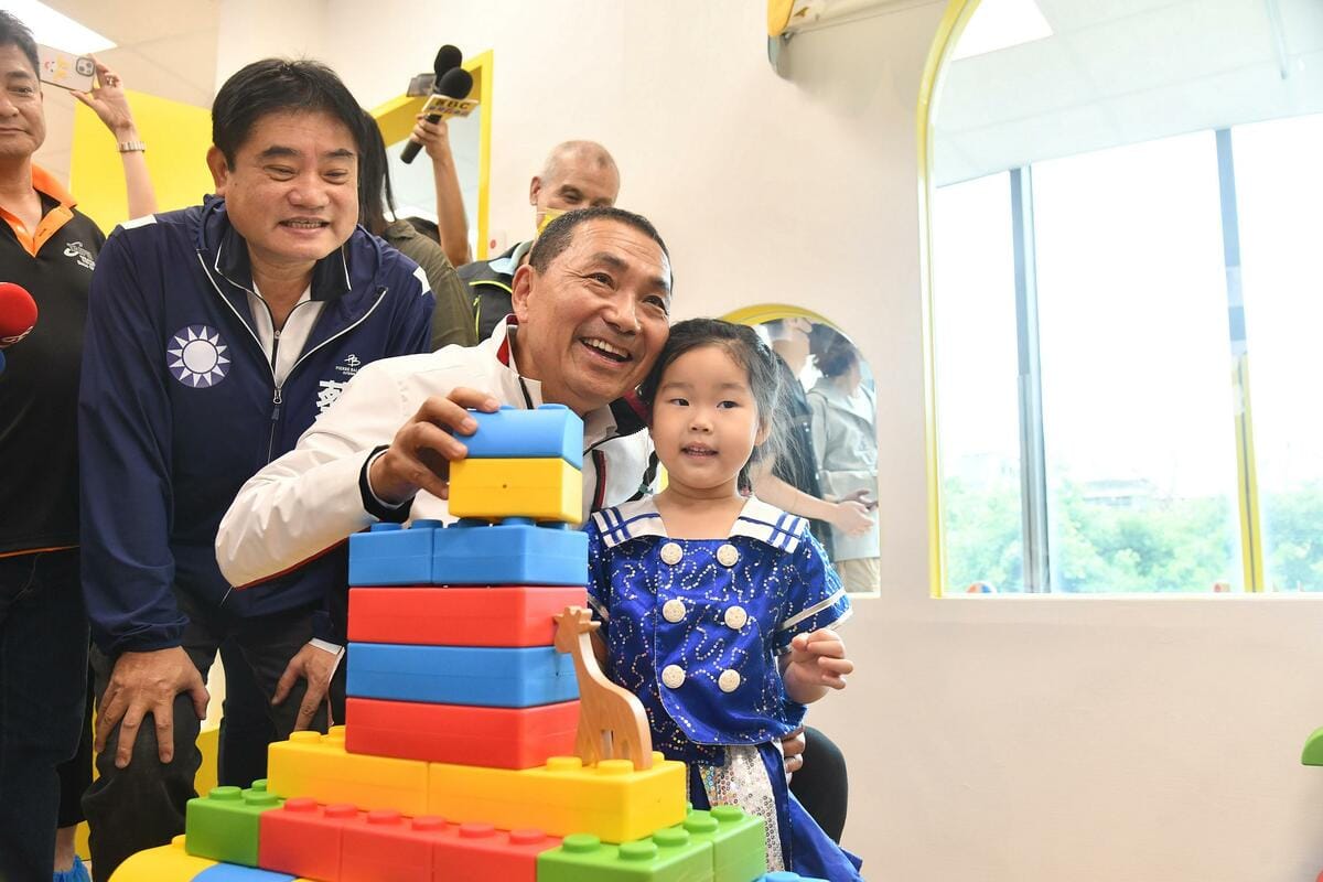 新北市長侯友宜今(18)日在新莊四維公托中心開幕儀式中感謝承接單位國際全齡照護暨托育協會對公托政策的支持。 圖：新北市新聞局提供