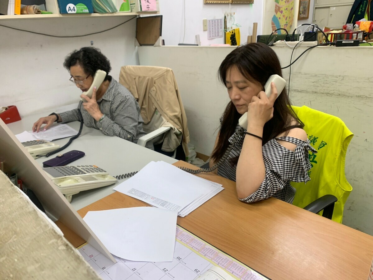 民進黨新北市第三選區立委初選民調在即，參選人李余典服務處來了許多電話拜票志工。 圖：李余典服務處提供