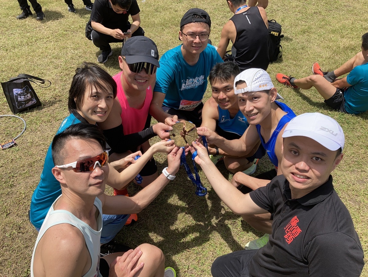 新北發爾麵隊以完賽成績3小時50分奪得企業團體競賽組冠軍、新北犀牛隊則以完賽成績4小時3分奪得企業團體競賽組亞軍，成績斐然！ 圖：新北市消防局提供