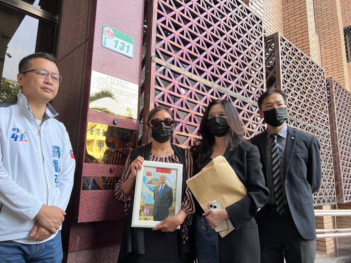 王之化遺孀俞惠敏的胞姊今由應曉薇及羅智強陪同前往地檢署按鈴申告馮光中涉嫌霸凌、誹謗，損害王之化名譽。 圖：應曉薇辦公室/提供（資料照）