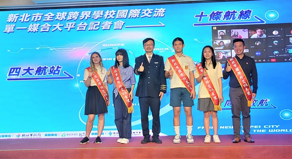 教育局長張明文（左3）與5位分享參加國際交流心得師生合影。 圖：新北市教育局提供