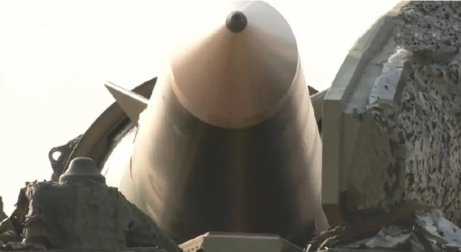 能在飛行中段實現復雜變軌機動的導彈，基本只有在乘波體滑翔技術或雙錐體技術的加持下才能做到，如中國的 東風-17 高超音速武器或 東風-26 遠程彈道導彈等。 圖為東風-26 遠程彈道導彈。 圖：翻攝自騰訊網浩外同學