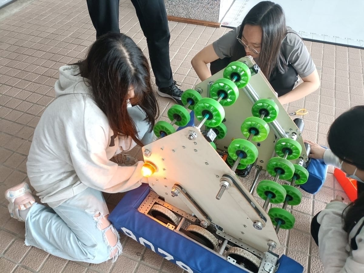 石碇高中FRC機器人隊伍回國後不斷修正機器人調整至最佳狀態以挑戰休士頓決賽。 圖：新北市教育局提供