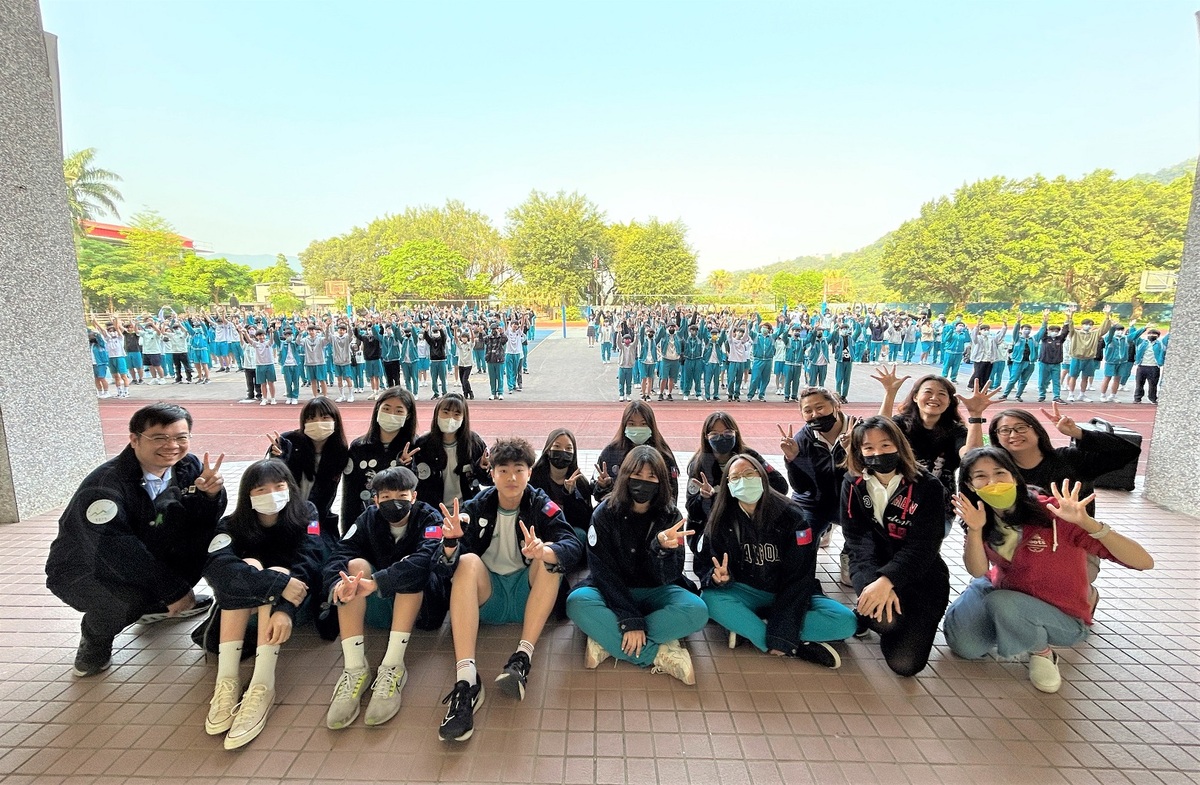 全校一起幫FRC隊伍加油。 圖：新北市教育局提供