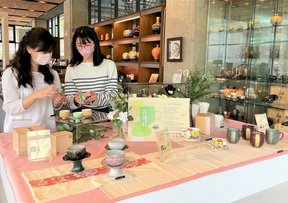 即日起至4月30日於文化商品店限量200個如春天花朵般優雅綻放的陶瓷杯，承載鶯歌陶瓷的豐沛藝術能量，帶給民眾富含春天氣息的視覺饗宴！ 圖：鶯歌陶瓷博物館提供