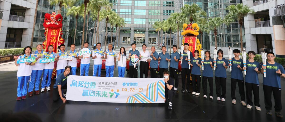 全中運聖火今(18)日上午抵新北市政府進行致敬儀式大合照。 圖：新北市教育局提供