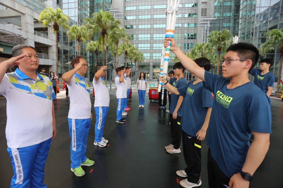 忠孝國中和新竹縣大會聖火隊以奧林匹克傳遞模式交接聖火，現場洋溢生生不息的神聖氣氛。 圖：新北市教育局提供