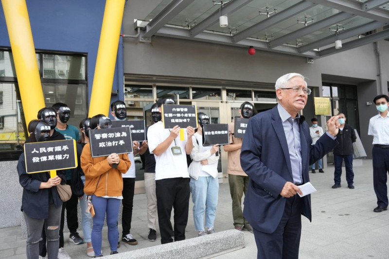 郭倍宏帶領傳說中的V怪客至鼓山分局前陳情。 圖：取自郭倍宏個人臉書