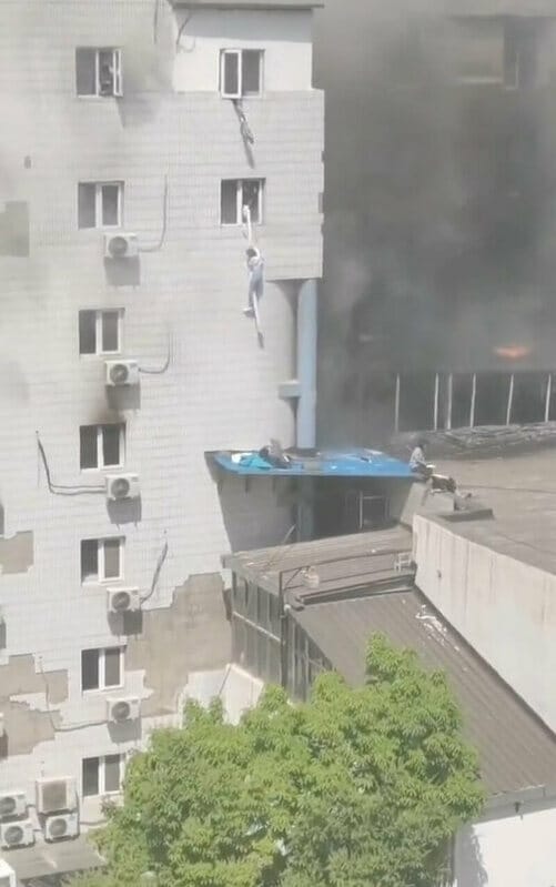 中國北京市長峰醫院一棟住院大樓18日中午失火大火釀成21死。有少數人從窗戶垂下布條驚險逃生。 圖：翻攝推特