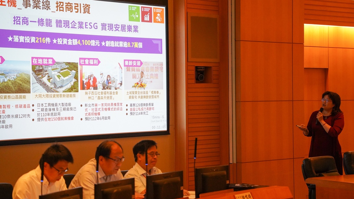 經發局長何怡明在市政會議上以「新北出招 經益求精」為主題進行專題報告，說明未來產業經濟願景。 圖：新北市經發局提供