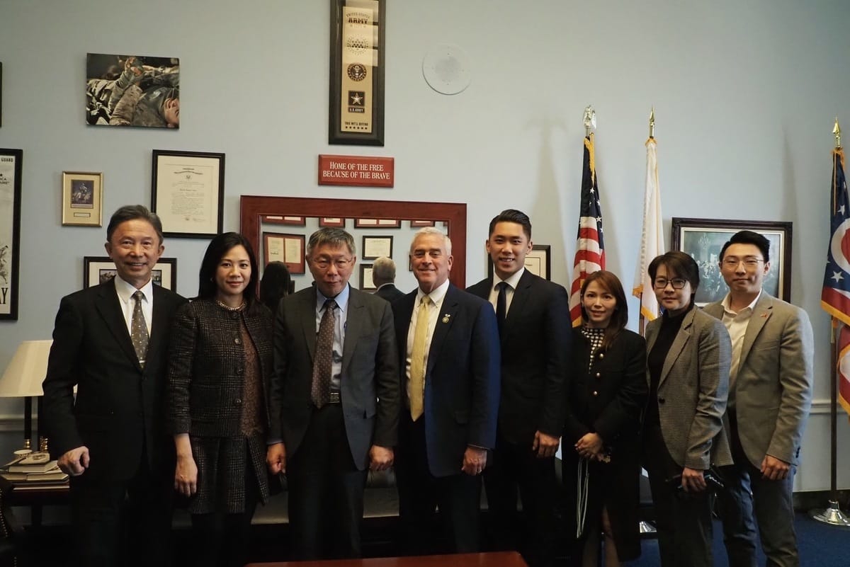 民眾黨主席柯文哲率團拜會美國共和黨眾議員溫斯卓普（Brad Wenstrup）。 圖：民眾黨 / 提供