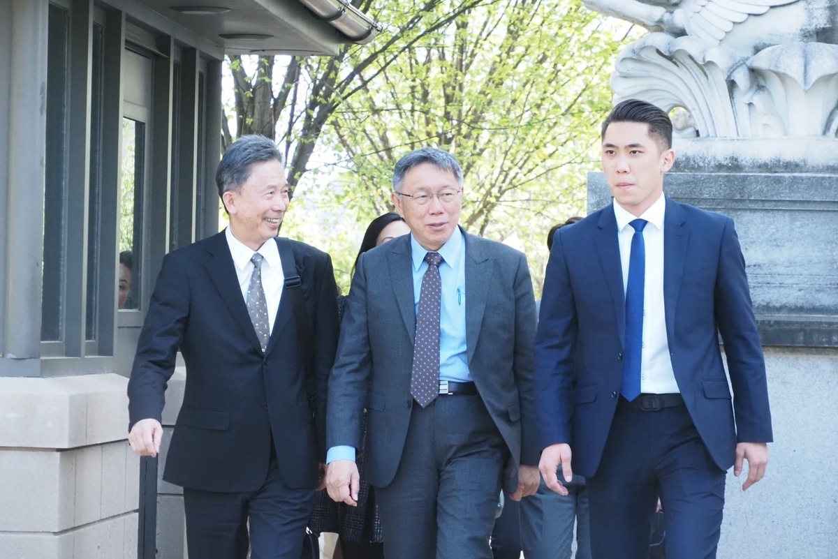 民眾黨主席柯文哲（中）、黨秘書長周台竹（左）、新北市議員陳世軒（右）。 圖：民眾黨 / 提供