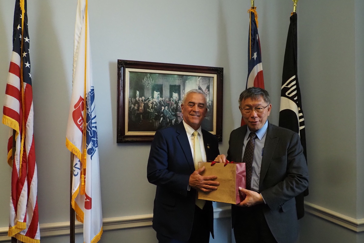 民眾黨主席柯文哲率團拜會美國共和黨眾議員溫斯卓普（Brad Wenstrup）。 圖：民眾黨 / 提供