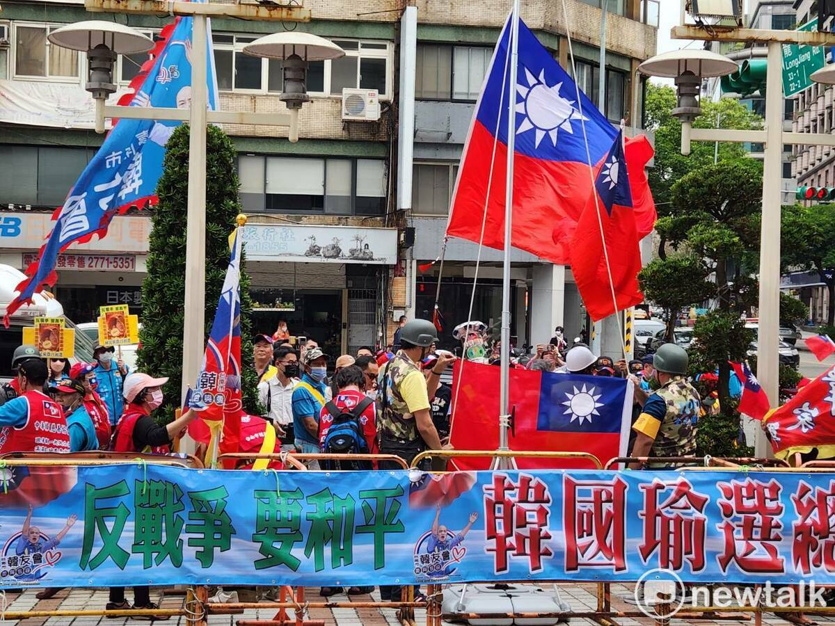 台南韓友會在國民黨中央黨部前，呼籲國民黨再次徵召韓國瑜參選總統。 圖：黃建豪/攝