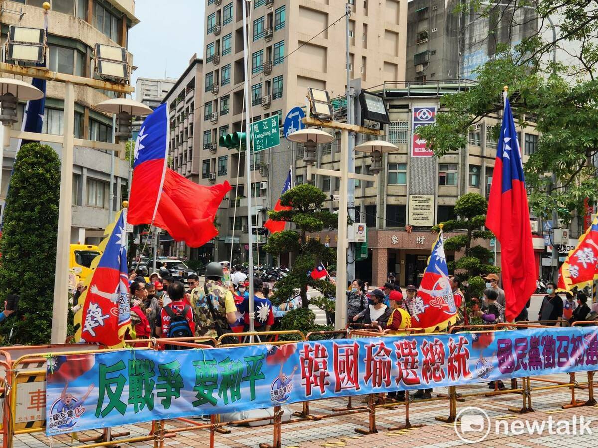 台南韓友會在國民黨中央黨部前，呼籲國民黨再次徵召韓國瑜參選總統。 圖：黃建豪/攝