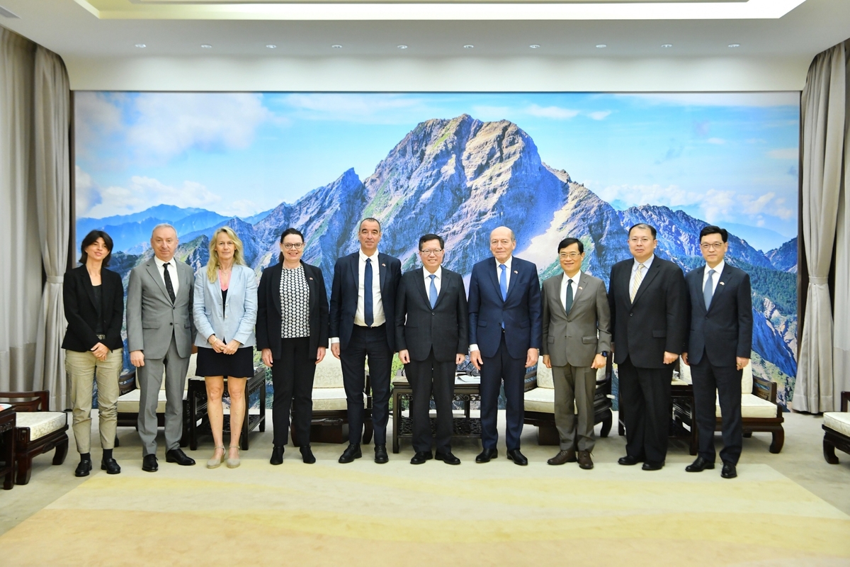 行政院副院長鄭文燦今(19)日接見「法國國民議會友台小組博多黑主席訪團」合影。 圖：行政院提供