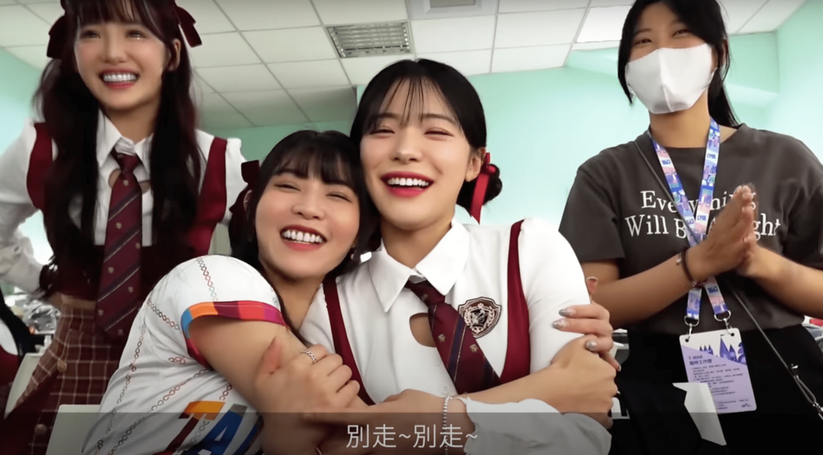陸筱晴和其他女孩們瞬間融化，將她抱緊挽留。 圖：翻攝自YT/陸筱晴