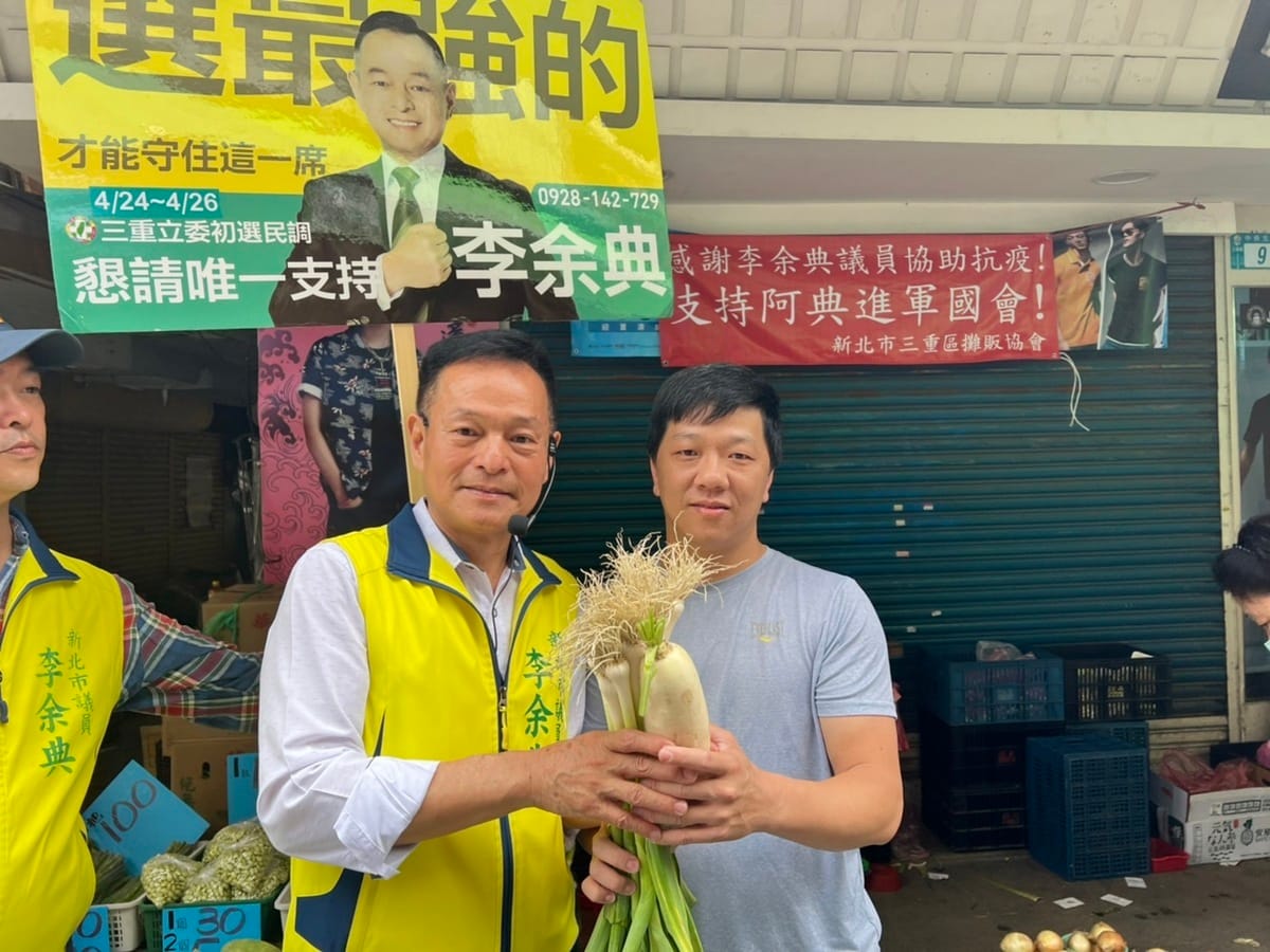李余典掃市場的過程，不時看見攤商門口的紅布條大大寫上「感謝李余典議員協助抗疫支持阿典進軍國會！」 圖：李余典辦公室提供