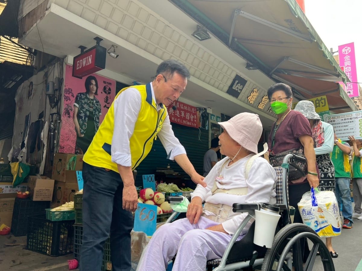 民進黨新北第三選區（三重區）立委初選民調進入倒數階段，擬參選人新北市議員李余典在最後幾天再次進入市場拜票尋求支持。 圖：李余典辦公室提供