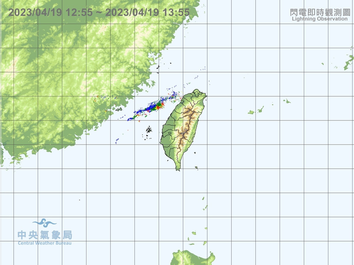 氣象局的閃電即時觀測圖也顯示，在台灣海峽北部的閃電相當密集，顯示對流發展相當旺盛。 圖：取自中央氣象局網站