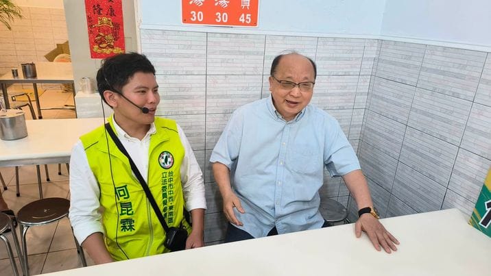 胡志強巧遇何昆霖，大大稱讚他是最能配合市府建設大台中的候選人。 讀者提供