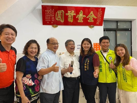 胡志強巧遇何昆霖，大大稱讚他是最能配合市府建設大台中的候選人。 讀者提供
