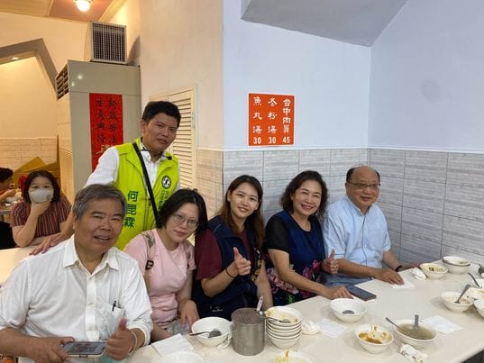 胡志強巧遇何昆霖，大大稱讚他是最能配合市府建設大台中的候選人。 讀者提供