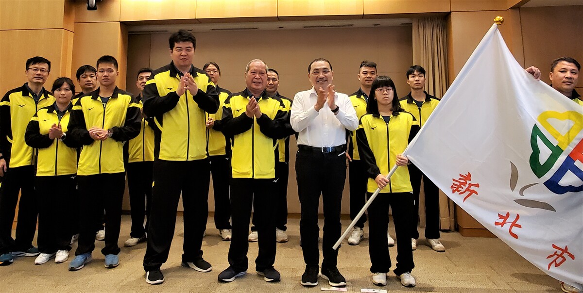侯友宜（前排白衣）授旗新北全中運代表隊，勉勵選手超越自我，勇奪金牌，安康高中選手陳冠伶（前排右1）代表接旗。 圖：新北市教育局提供