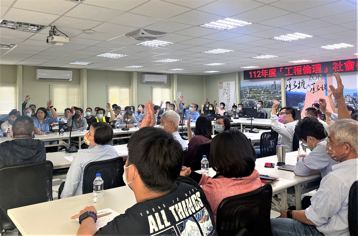 現場活動搭配有獎徵答，與會人員搶答踴躍互動熱絡。 圖 : 新北市地政局/提供