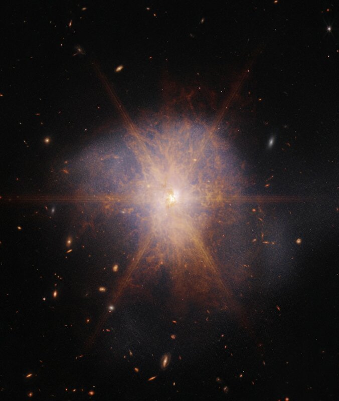 宇宙中兩個螺旋星系的驚人碰撞，點燃宇宙煙花，這些碰撞的星系被統稱為「Arp 220」。 圖：翻攝自 NASA 推特@NASA