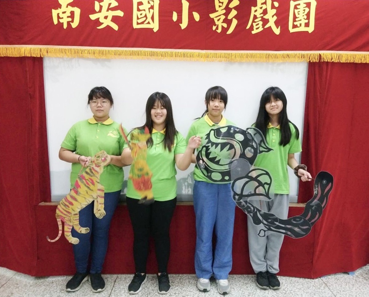 同學透過皮影戲展現舞台魅力與自信。 圖：高雄市教育局/提供
