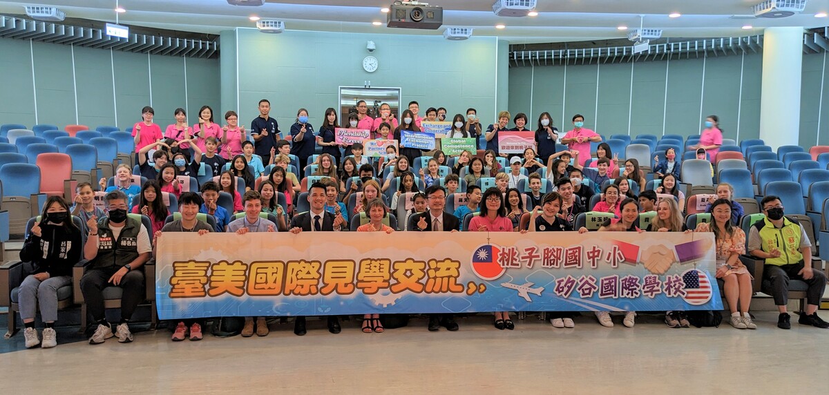 桃子腳國中小與美國矽谷國際學校(Silicon Valley International School)簽署合作備忘錄(MOU)、締結姊妹校大合照。教育局長張明文（第一排右7）。 圖：新北市教育局提供