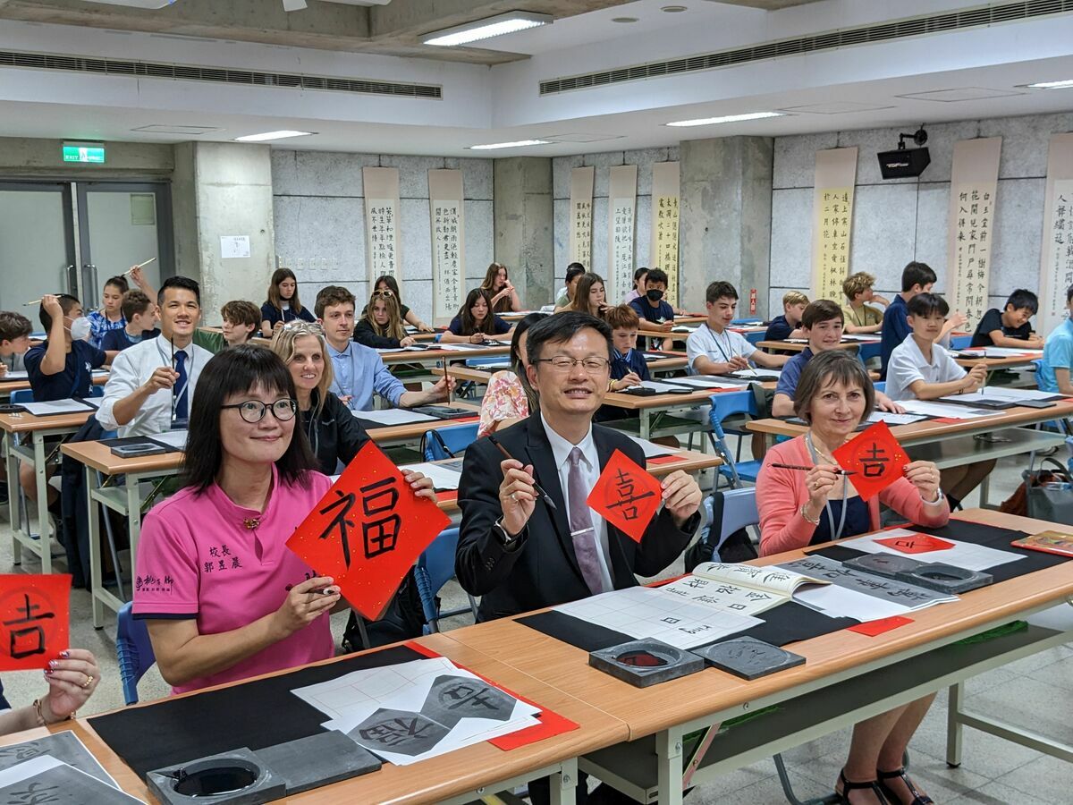 國際學伴體驗寫書法。 圖：新北市教育局提供