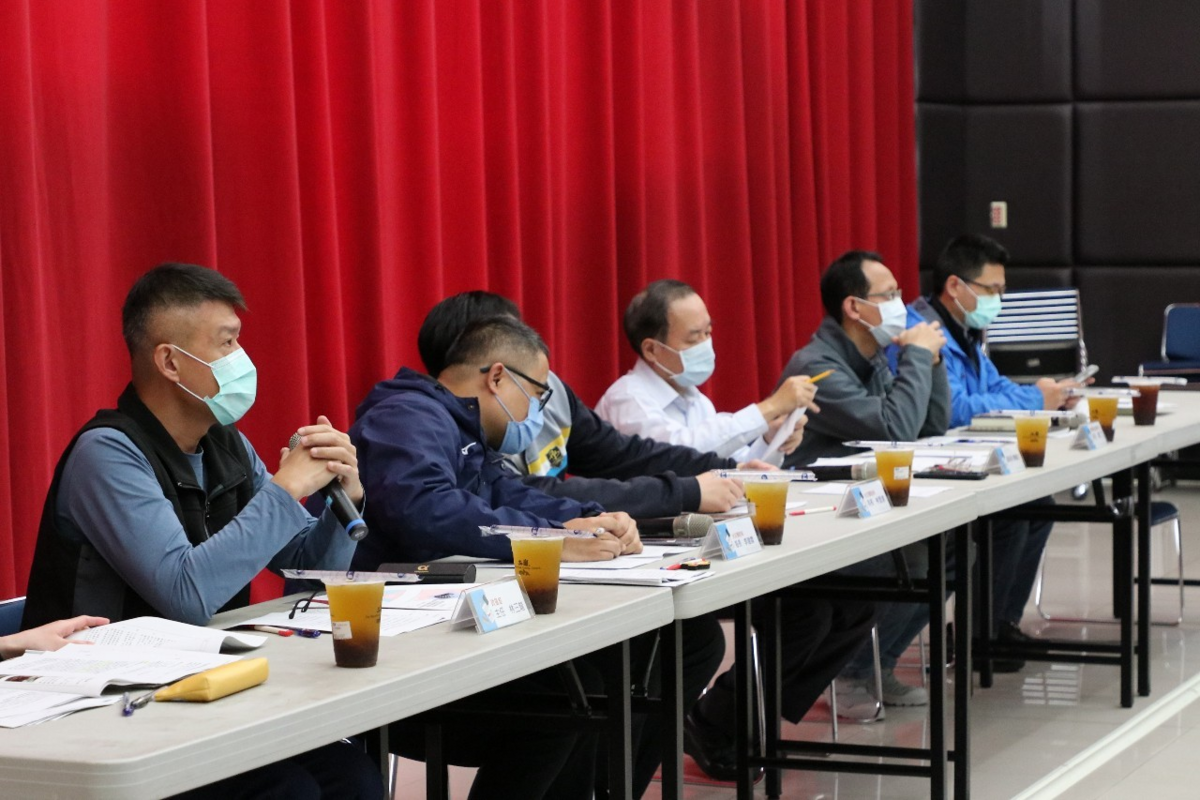 為精進新北市專責消防安檢小組執法專業能力，強化消防安全管理，新北市消防局特別編撰近10年中央與新北市消防安全法令執法疑義研討彙編。 圖：新北市消防局提供