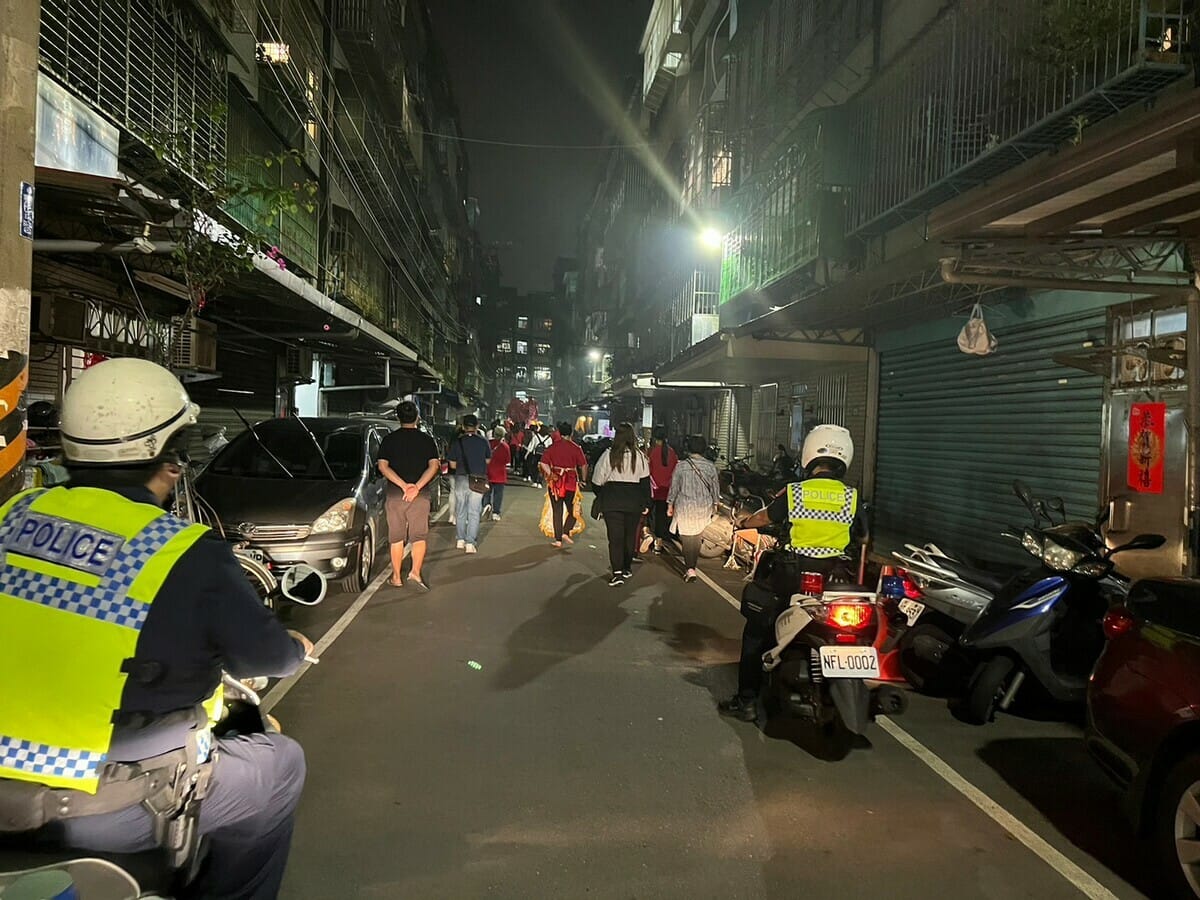 新北市政府推動宗教優質化，結合警政、民政、環保等單位之力，共同維護遶境活動安全與秩序。 圖：新北市消防局提供
