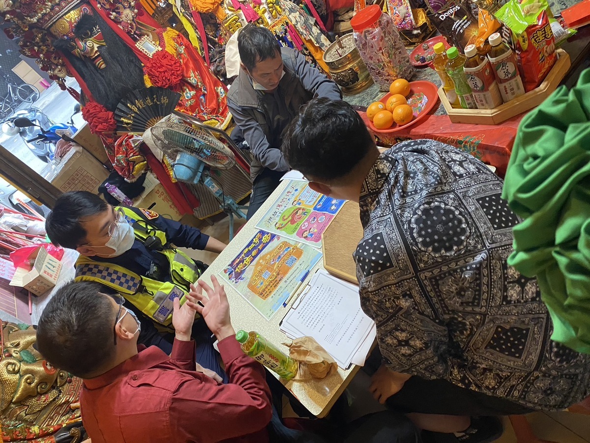 對於參與陣頭團體或不法份子介入違規施放情形，亦結合警察局，藉由縝密蒐證、強力監控等，有效壓制潛在違規施放爆竹煙火行為。 圖：新北市消防局提供