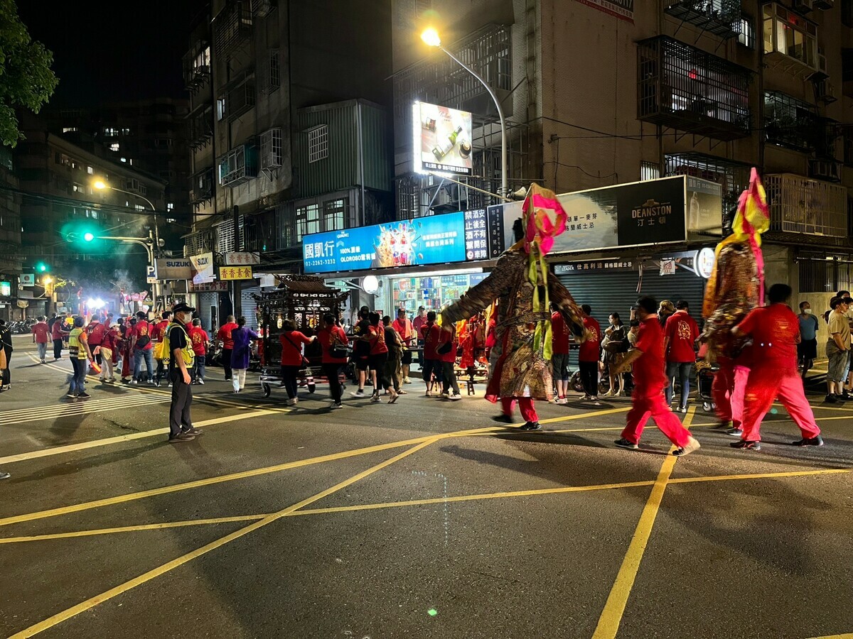 約制事項包括晚上10時至早上8時不得施放爆竹煙火，禁放沖天炮、爆竹煙火串接、堆疊，使用環保炮或電子鞭炮、配置專責人員隨時清除垃圾，以及宣導不飲用酒精飲品避免酒駕。 圖：新北市消防局提供