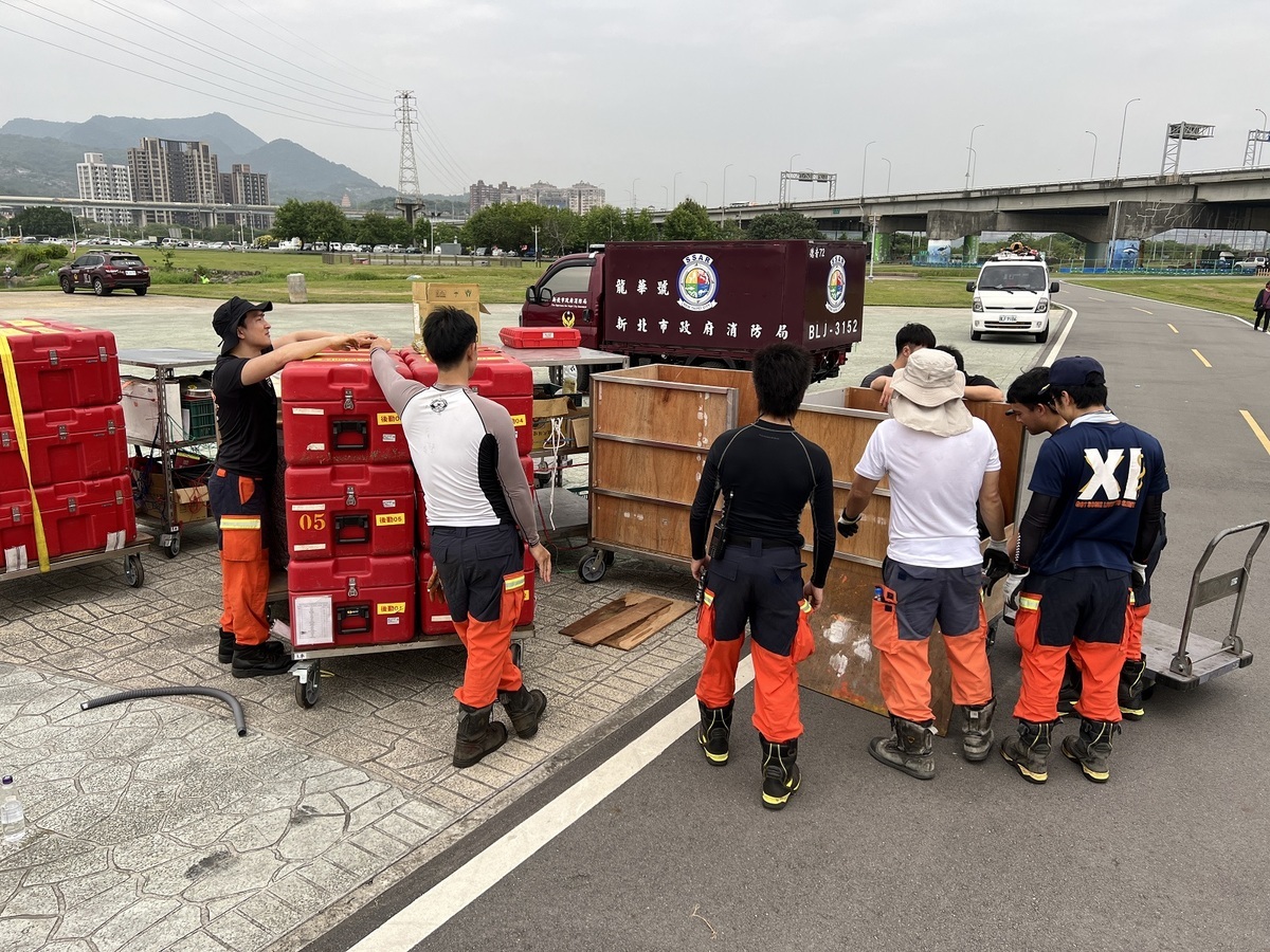 快搜部隊為國內惟二通過國家認證（NAP）之重型搜救隊，具備國內外重大災害能力，其中最重要的要件之一是搜救隊伍需具備同時在二個工作場域進行搜救作業，並在無外援狀況下須能維持自給自足連續運作至少10天的能力。 圖：新北市消防局提供