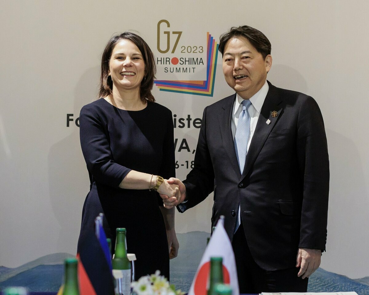 德國外交部長貝爾伯克（左）結束訪問中國後，前往日本參加G7高峰會，受到日本外相林芳正熱烈歡迎。 圖：翻攝自貝爾伯克推特