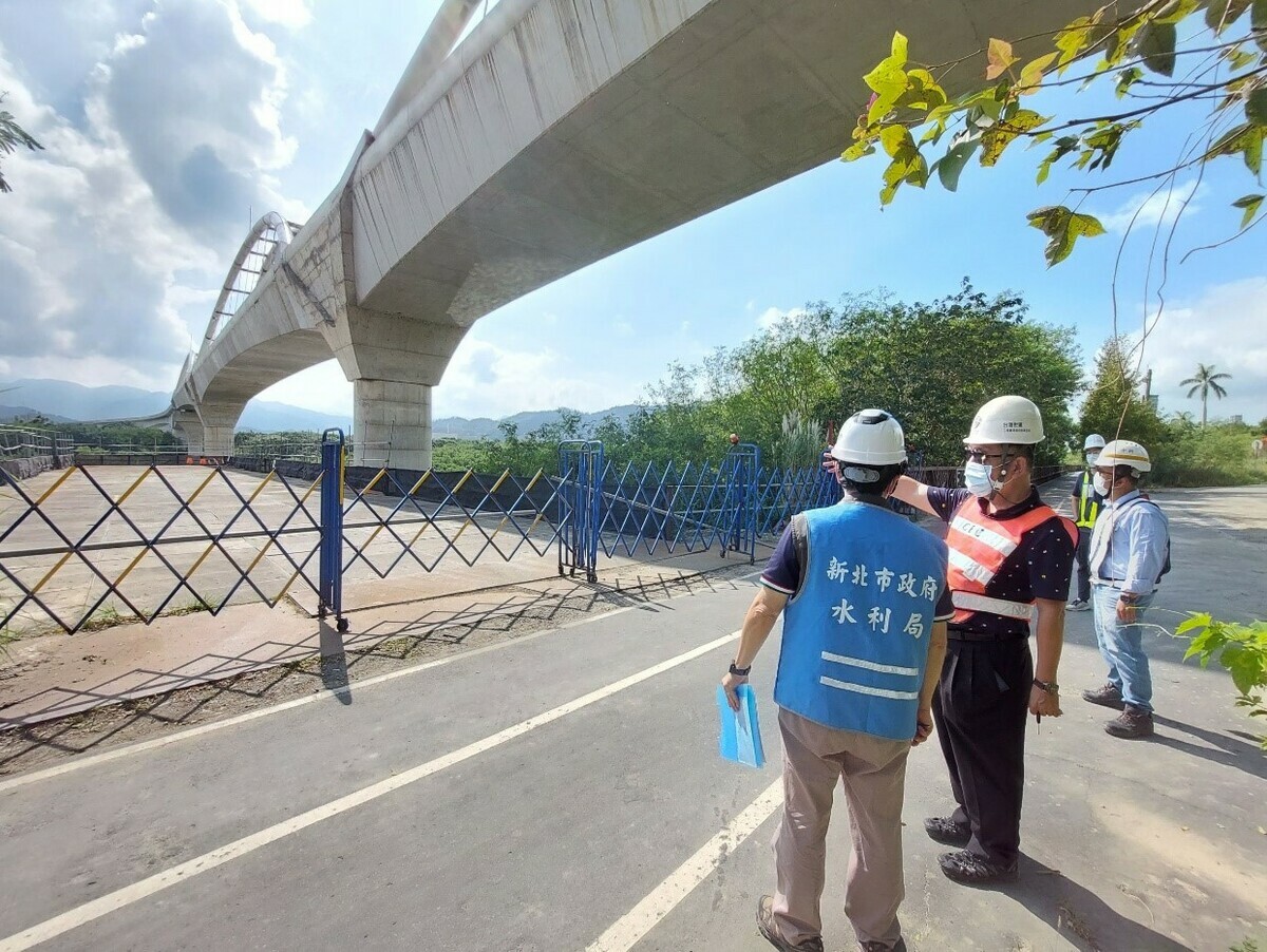 三鶯線捷運系統計畫統包工程（第3次變更）案會同技師查核。 圖：新北市水利局提供